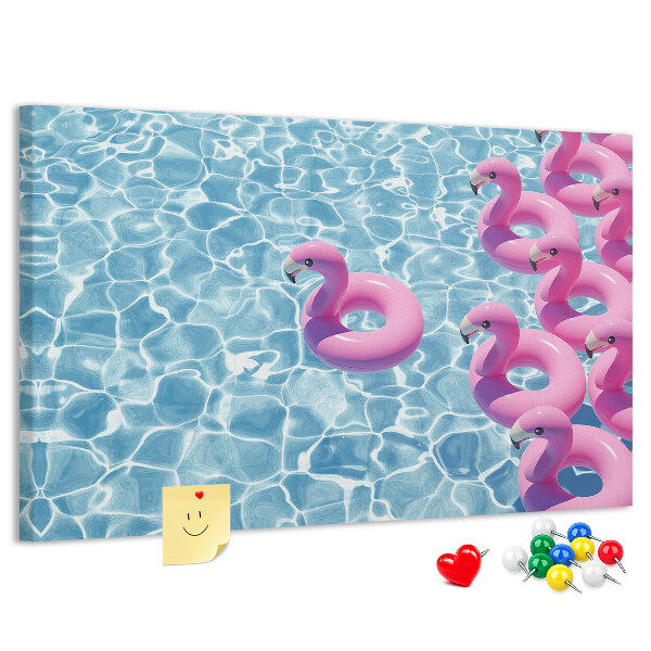 Prikbord met afbeelding van roze flamingo's tegen blauw water