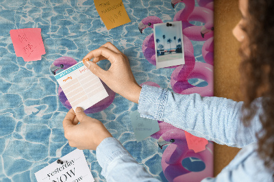 Prikbord met afbeelding van roze flamingo's tegen blauw water