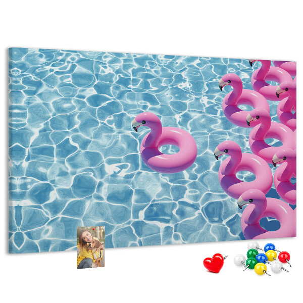Prikbord met afbeelding van roze flamingo's tegen blauw water