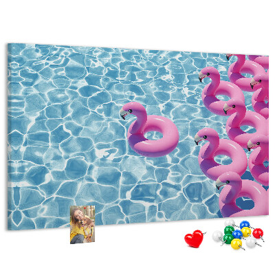 Prikbord met afbeelding van roze flamingo's tegen blauw water