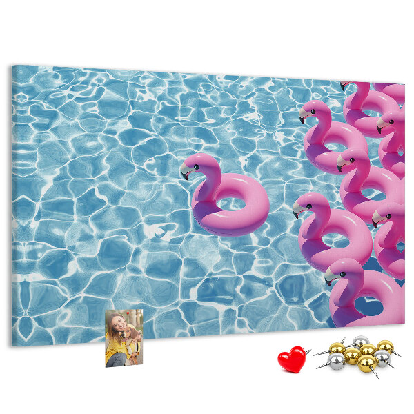 Prikbord met afbeelding van roze flamingo's tegen blauw water