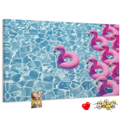 Prikbord met afbeelding van roze flamingo's tegen blauw water