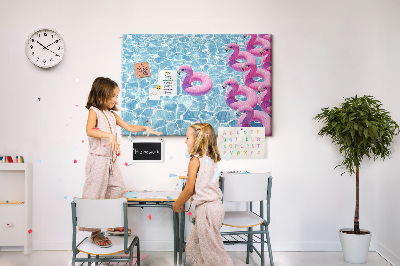Prikbord met afbeelding van roze flamingo's tegen blauw water