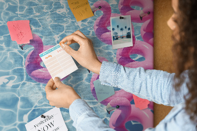 Prikbord met afbeelding van roze flamingo's tegen blauw water
