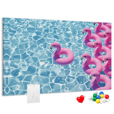 Prikbord met afbeelding van roze flamingo's tegen blauw water