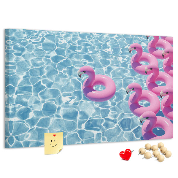 Prikbord met afbeelding van roze flamingo's tegen blauw water