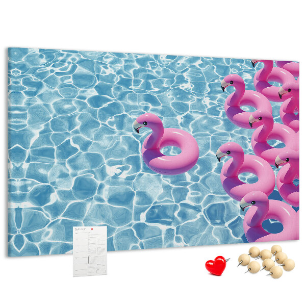 Prikbord met afbeelding van roze flamingo's tegen blauw water