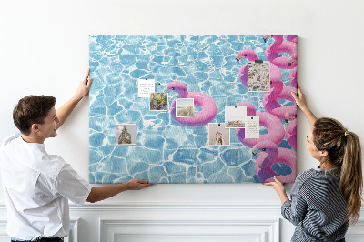 Prikbord met afbeelding van roze flamingo's tegen blauw water