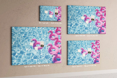 Prikbord met afbeelding van roze flamingo's tegen blauw water