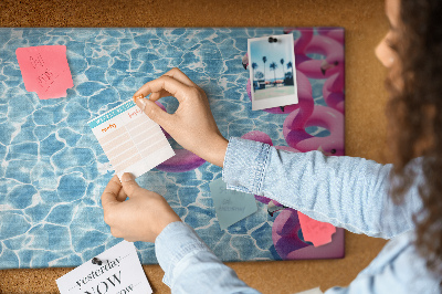 Prikbord met afbeelding van roze flamingo's tegen blauw water