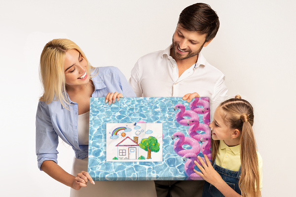 Prikbord met afbeelding van roze flamingo's tegen blauw water