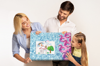 Prikbord met afbeelding van roze flamingo's tegen blauw water