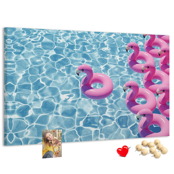 Prikbord met afbeelding van roze flamingo's tegen blauw water