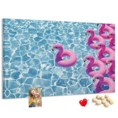Prikbord met afbeelding van roze flamingo's tegen blauw water