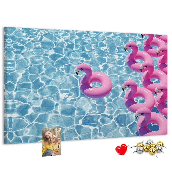 Prikbord met afbeelding van roze flamingo's tegen blauw water