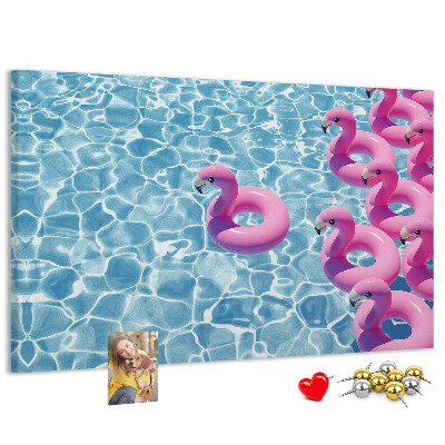 Prikbord met afbeelding van roze flamingo's tegen blauw water