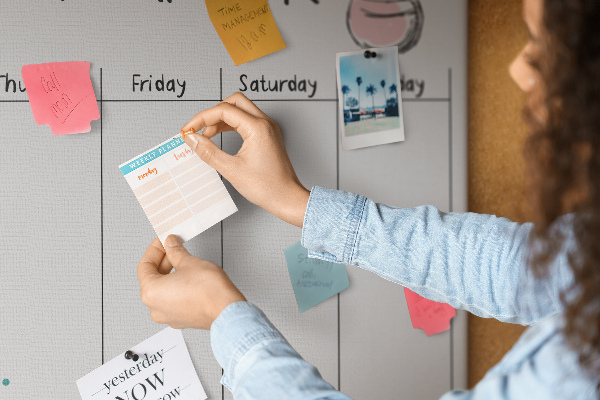 Kurkbord kleurrijke weekplanner met plantenprint