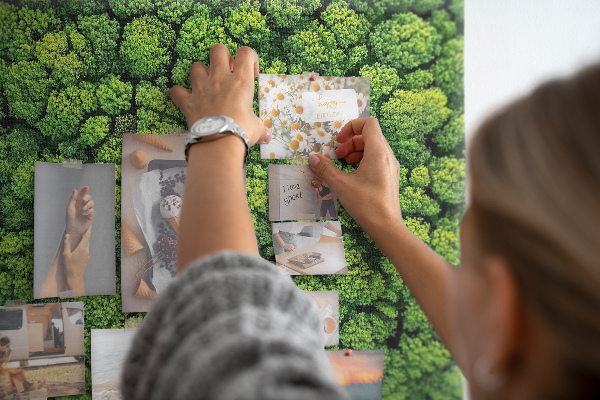Kurk prikbord met een afbeelding van een groen bos met dichte vegetatie