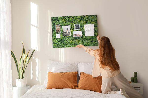 Kurk prikbord met een afbeelding van een groen bos met dichte vegetatie