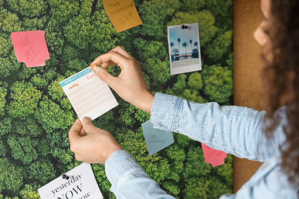 Kurk prikbord met een afbeelding van een groen bos met dichte vegetatie