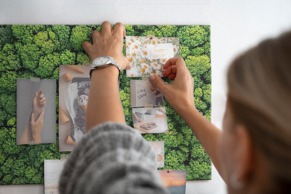 Kurk prikbord met een afbeelding van een groen bos met dichte vegetatie