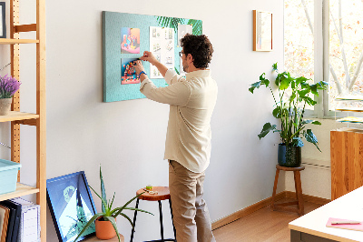 Kurkbord met tropische bladeren op een blauwe achtergrond