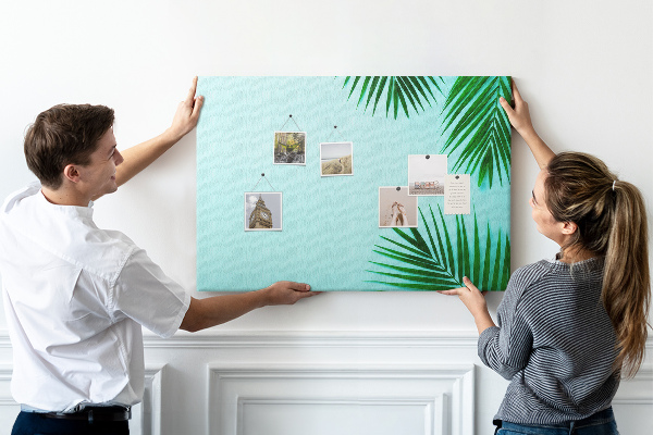 Kurkbord met tropische bladeren op een blauwe achtergrond