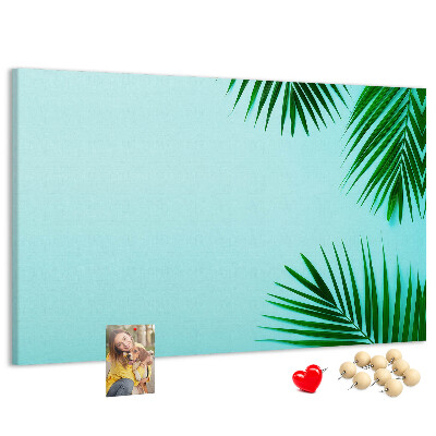 Kurkbord met tropische bladeren op een blauwe achtergrond