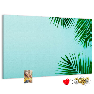 Kurkbord met tropische bladeren op een blauwe achtergrond