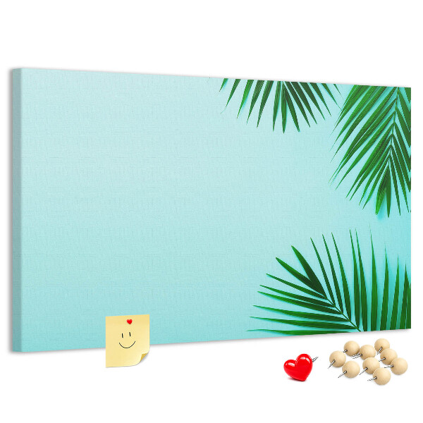 Kurkbord met tropische bladeren op een blauwe achtergrond