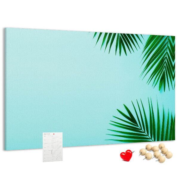 Kurkbord met tropische bladeren op een blauwe achtergrond