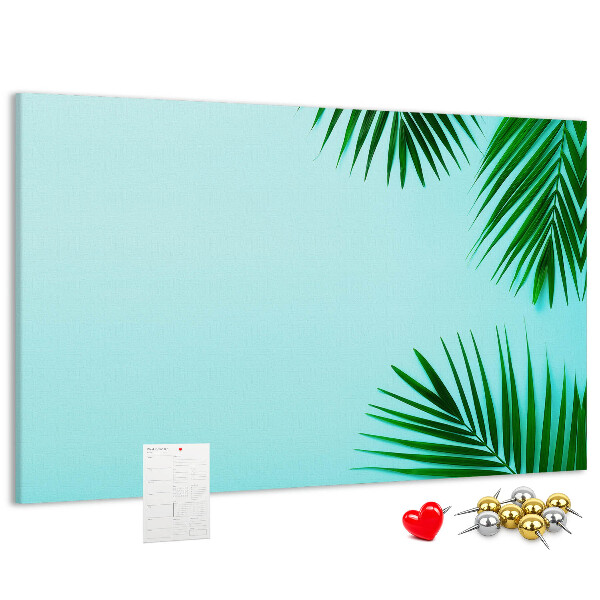 Kurkbord met tropische bladeren op een blauwe achtergrond