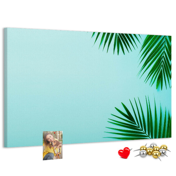 Kurkbord met tropische bladeren op een blauwe achtergrond