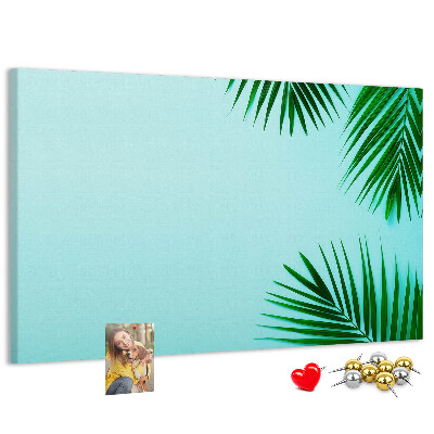 Kurkbord met tropische bladeren op een blauwe achtergrond