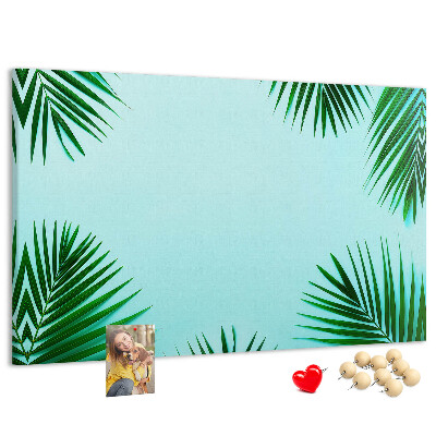 Prikbord met tropische bladeren op een blauwe achtergrond