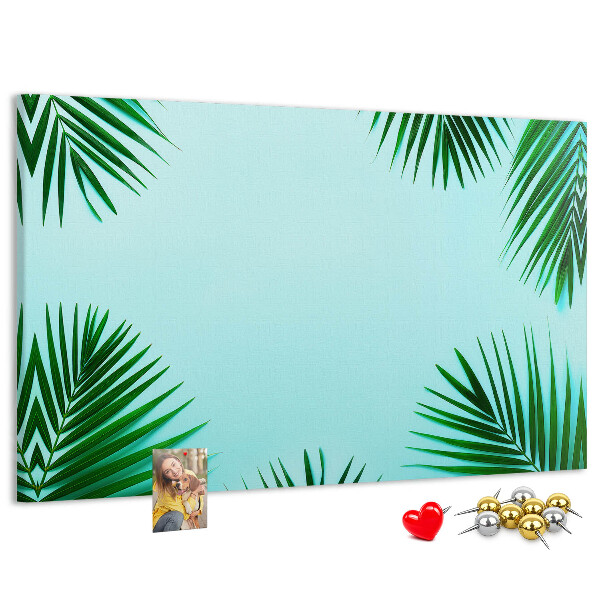 Prikbord met tropische bladeren op een blauwe achtergrond