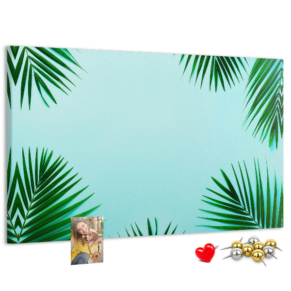 Prikbord met tropische bladeren op een blauwe achtergrond