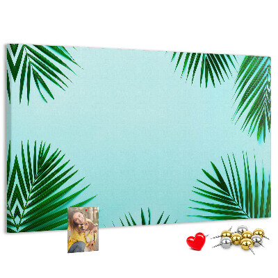Prikbord met tropische bladeren op een blauwe achtergrond