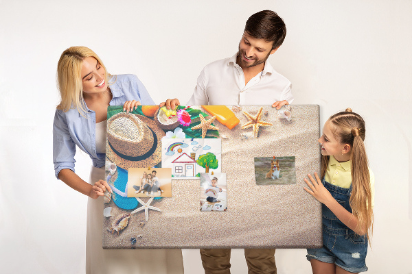 Kurken prikbord met zomerse strandherinneringen als decoratie