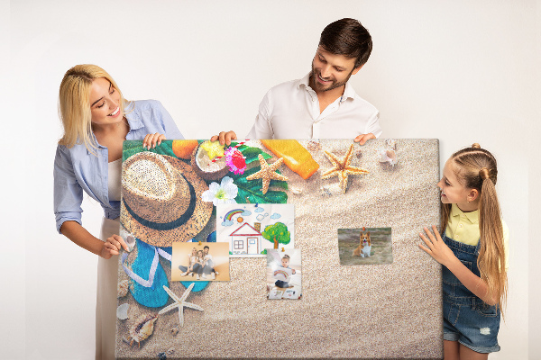 Kurken prikbord met zomerse strandherinneringen als decoratie