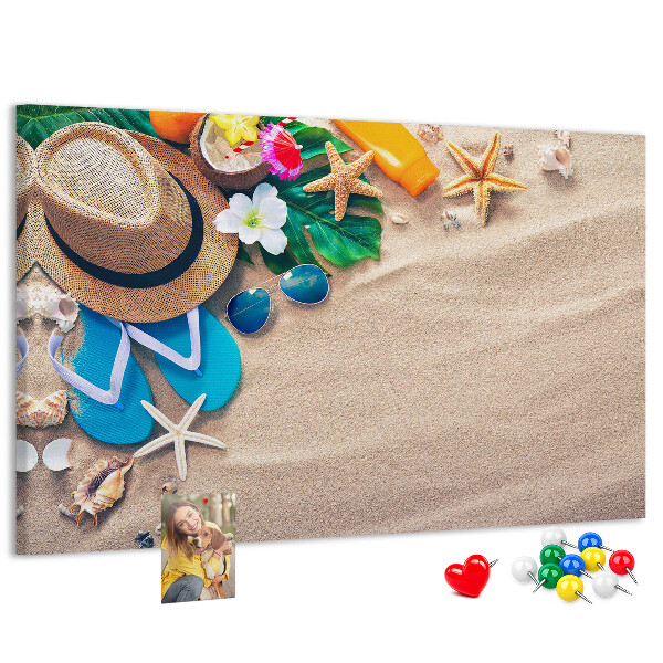Kurken prikbord met zomerse strandherinneringen als decoratie