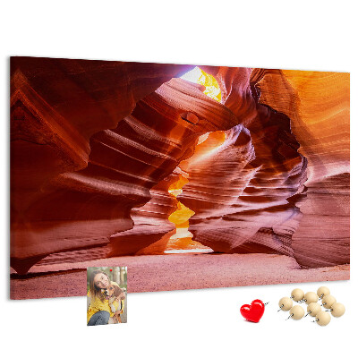 Kurken prikbord met afbeelding van magische rotsformaties in de kloof