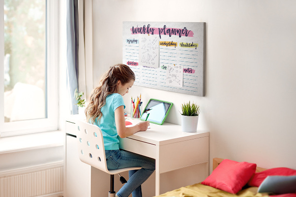 Kurkbord weekplanner met kleurrijke accenten
