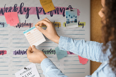 Kurkbord weekplanner met kleurrijke accenten