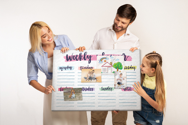 Kurkbord weekplanner met kleurrijke accenten