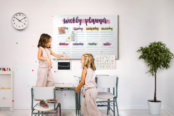 Kurkbord weekplanner met kleurrijke accenten