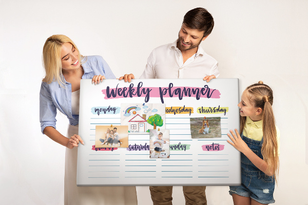 Kurkbord weekplanner met kleurrijke accenten