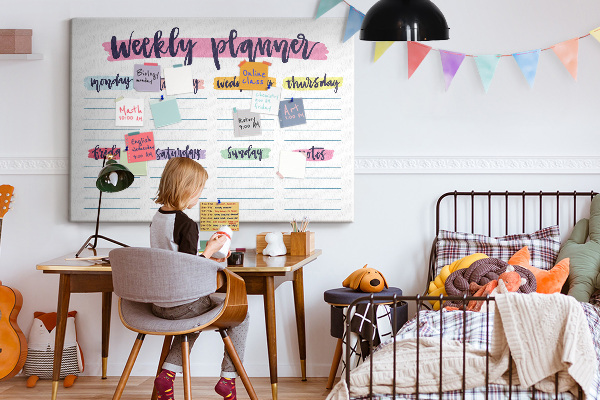 Kurkbord weekplanner met kleurrijke accenten