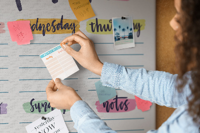Kurkbord weekplanner met kleurrijke accenten