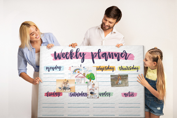 Kurkbord weekplanner met kleurrijke accenten
